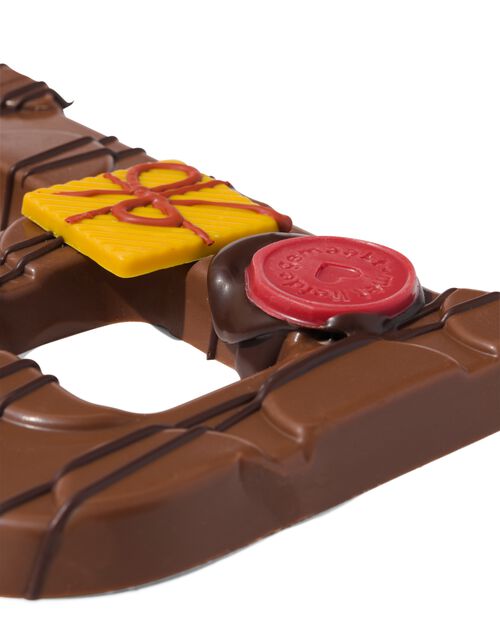 lettre B en chocolat au lait décorée à la main 200g