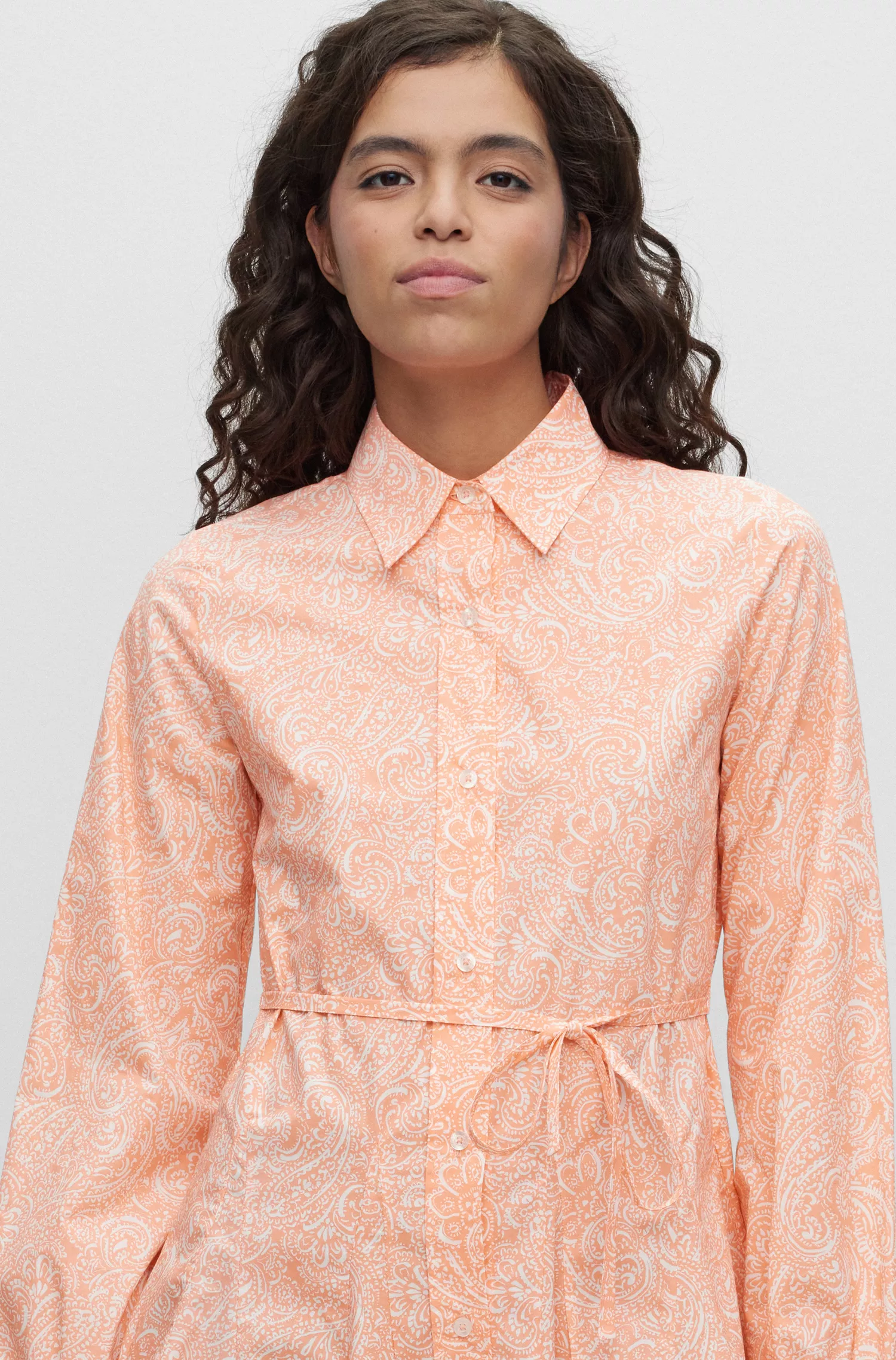 Vestido camiseiro HUGO vermelho de manga comprida em algodão com estampa paisley.