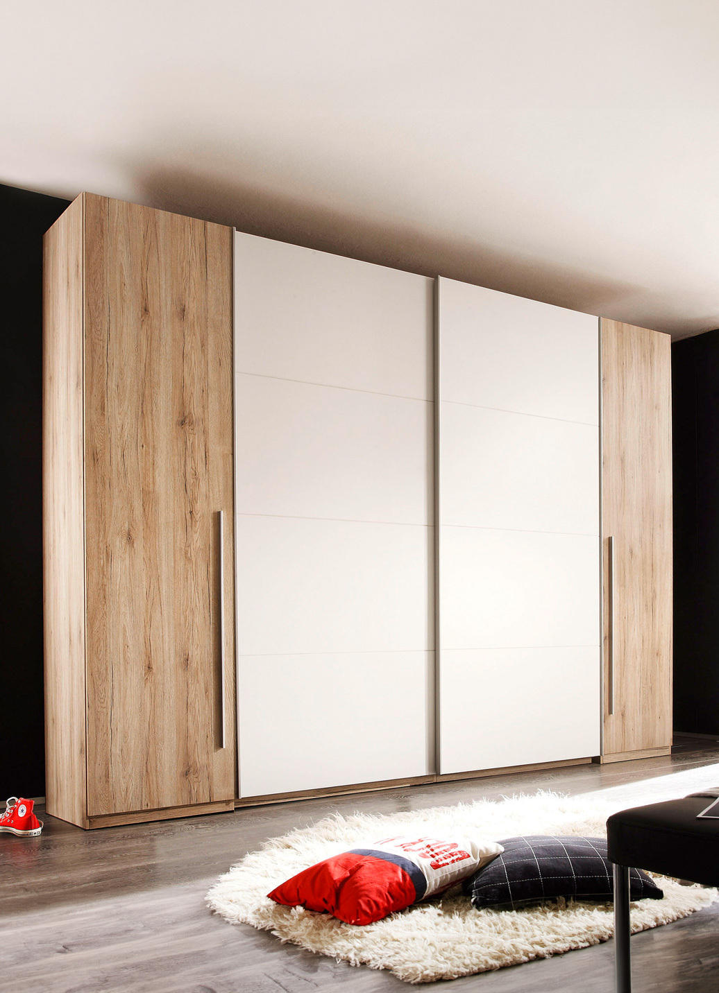 Moderner Schwebetüren-Schrank