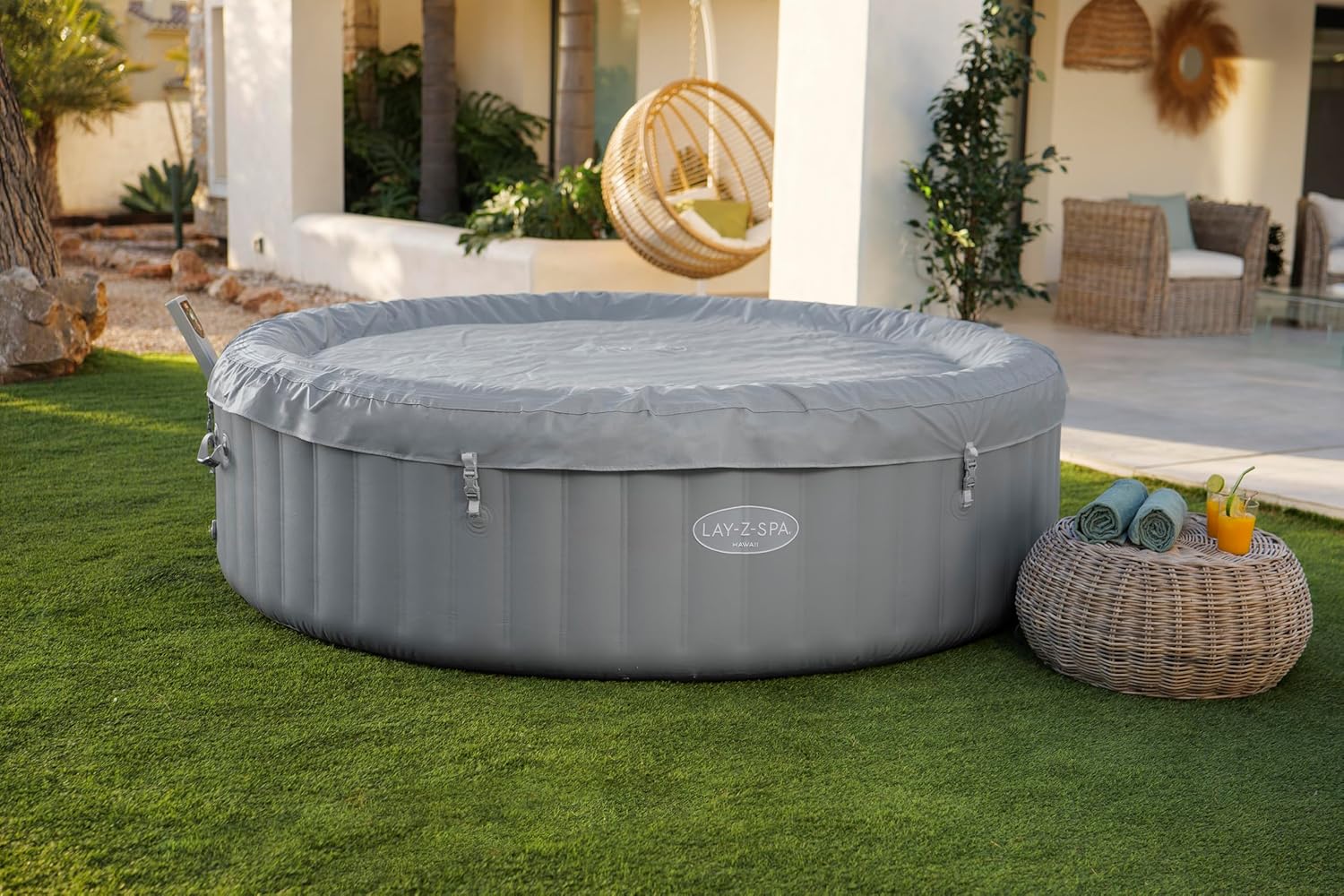 Bestway Lay-Z-Spa Hawaii AirJet Whirlpool Ø236 x 71 cm – Aufblasbarer Outdoor Jacuzzi für 8 Personen, 190 AirJet Düsen, EnergySense Dämmung, App-Steuerung, Heizung 40 °C, Frostwächter, TriTech PVC