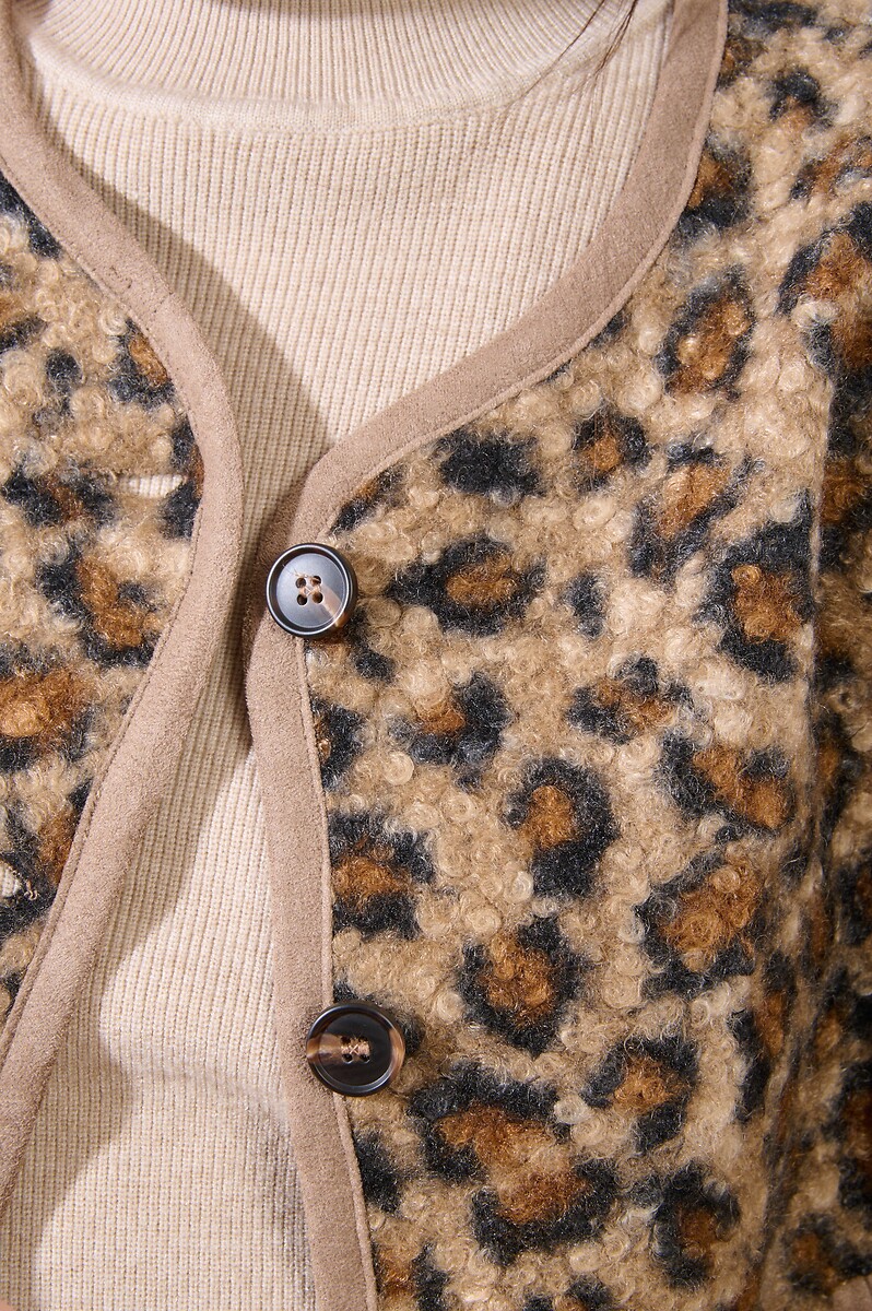 MOLLY BRACKEN<br>Cardigã sem mangas em sherpa com estampa de leopardo