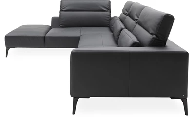 Volanti venstrevendt sofa med pufafslutning