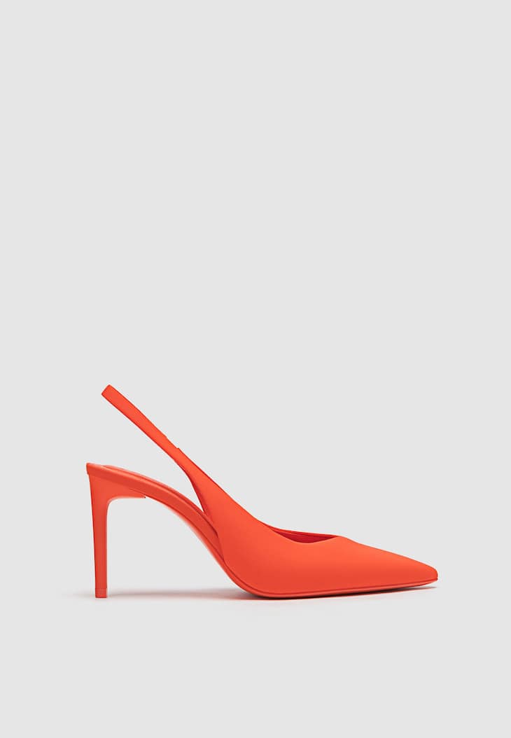 Sapatos de salto com tira no calcanhar