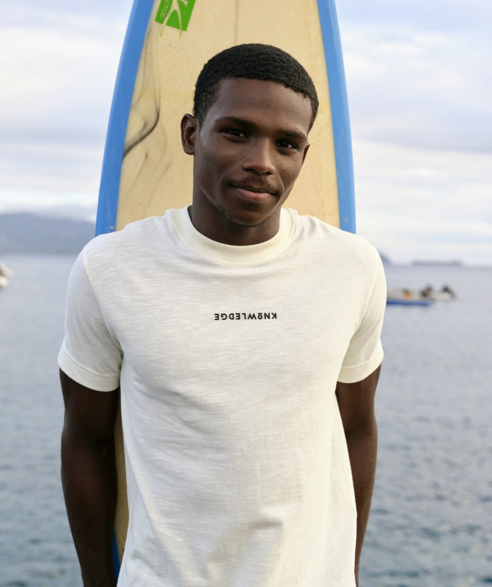 T-SHIRT GARÇON EN COTON ÉCRU AVEC MESSAGE EN RELIEF