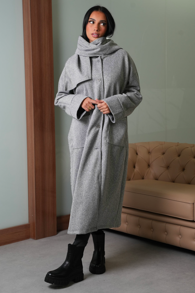 Manteau gris avec écharpe intégré
