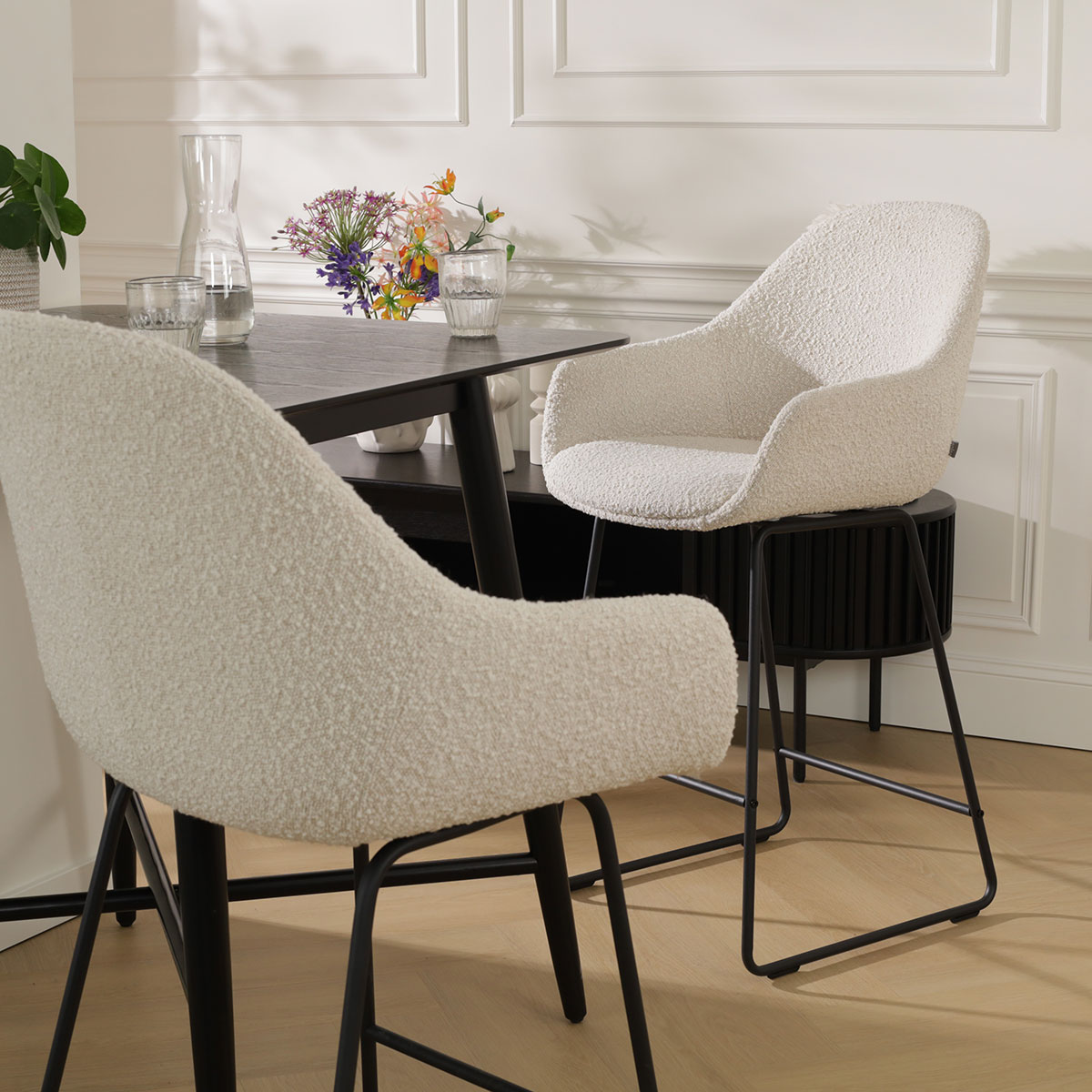 Barkruk Nino-Mae bouclé beige - zwart onderstel - 75 cm