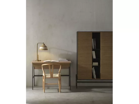 Vitrine plaquée en frêne noir avec portes en couleur naturelle