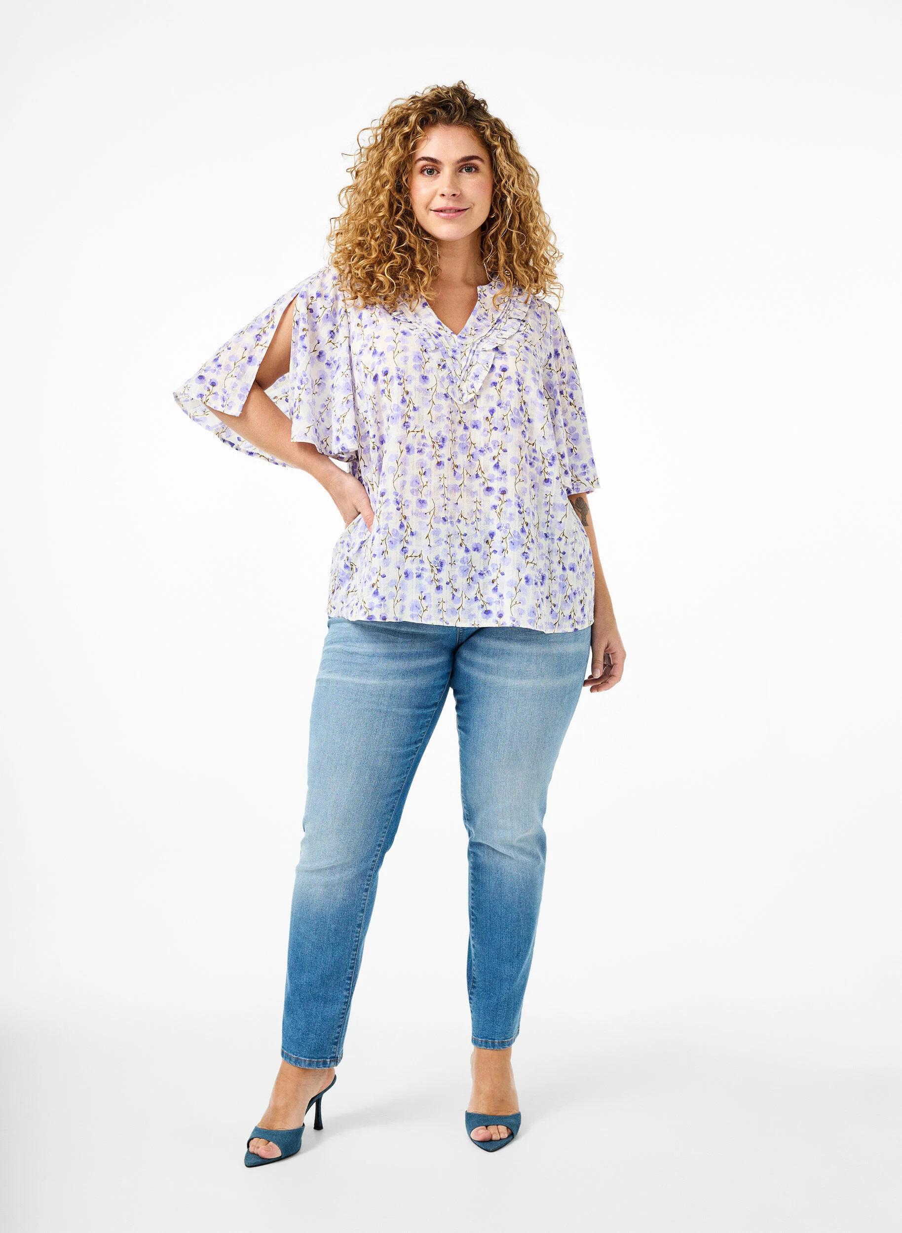 Kortærmet bluse med v-hals og blomsterprint
