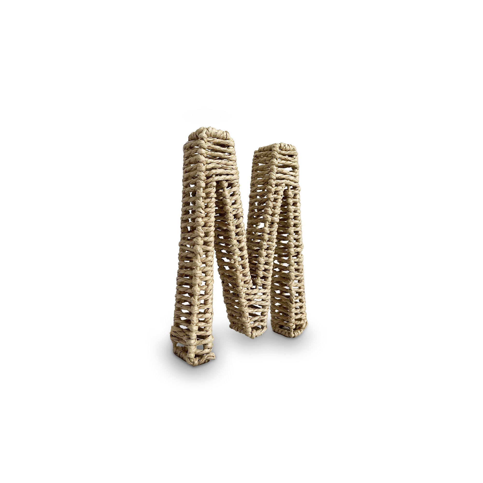 Buchstabe 'M' aus Papiergeflecht, braun, H 20,5 cm, B 12,5 cm, L 3,5 cm von fischer's lagerhaus