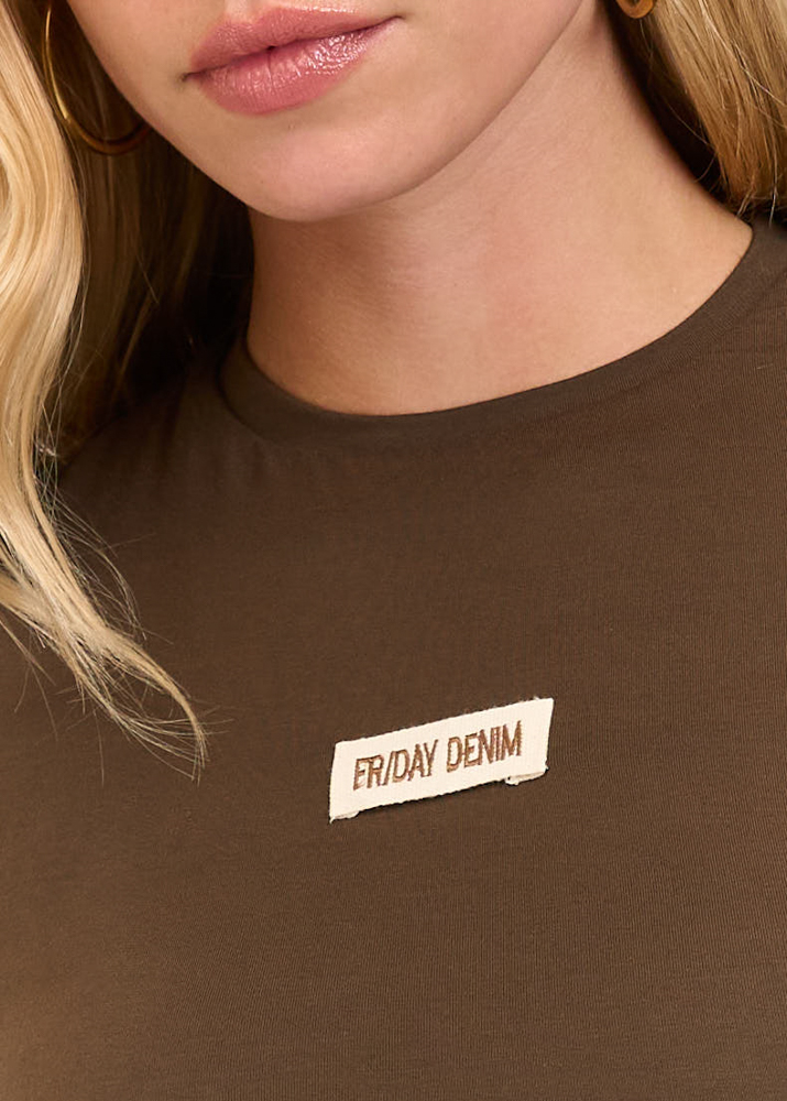 Friday Denim label t-shirt choco bruin