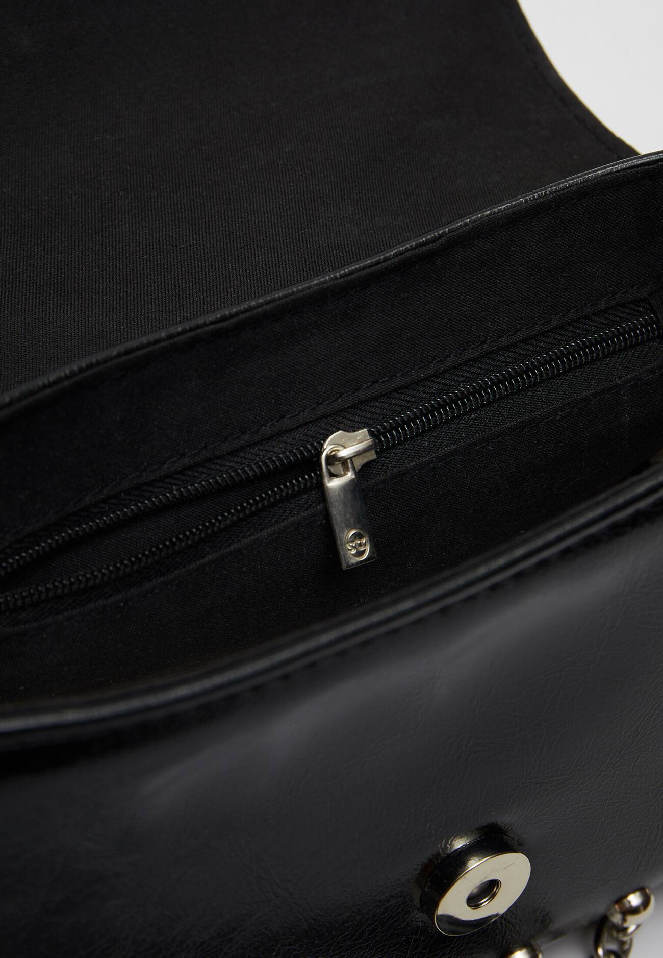Bolsa transversal com tachas