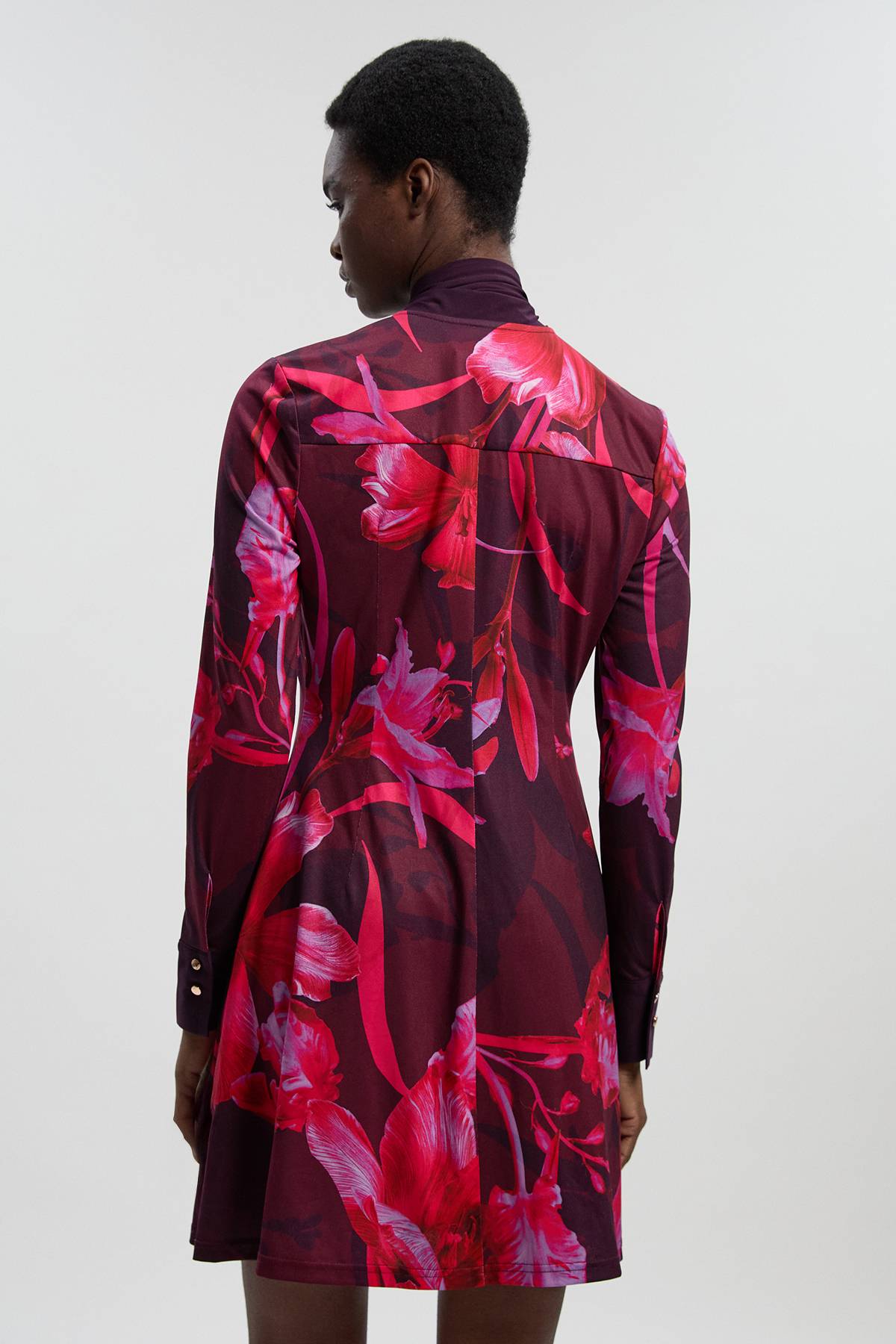 KarenMillen Robe Mini à Manches Longues avec Encolure Nouée et Imprimé Floral en Crêpe