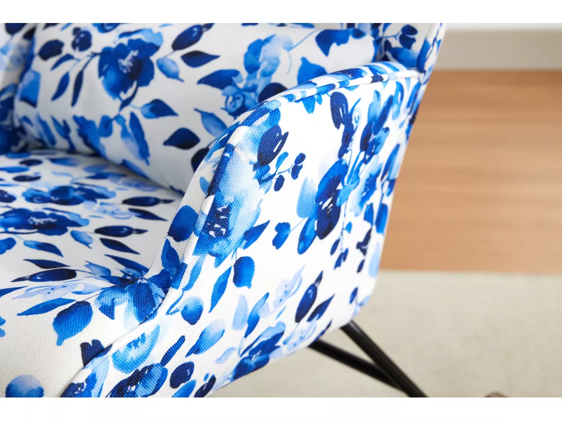 Fauteuil à bascule en velours élégant avec cadre métallique et base en bois pour une chambre sophistiquée