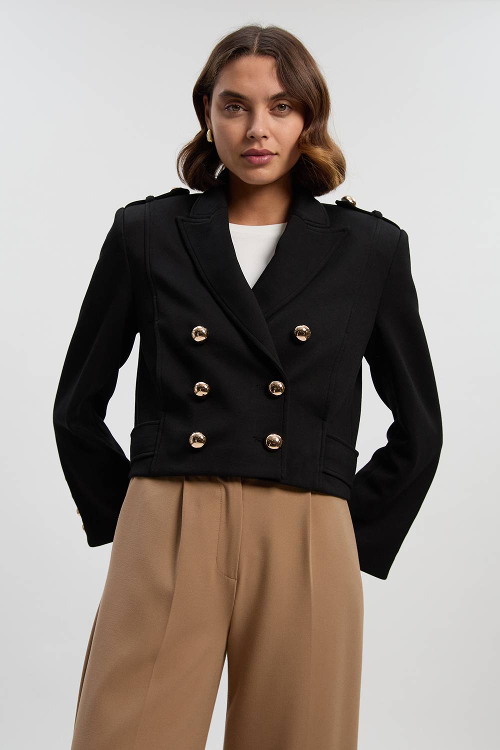 KarenMillen Veste Courte à Col Militaire avec Détails Boutons Scuba