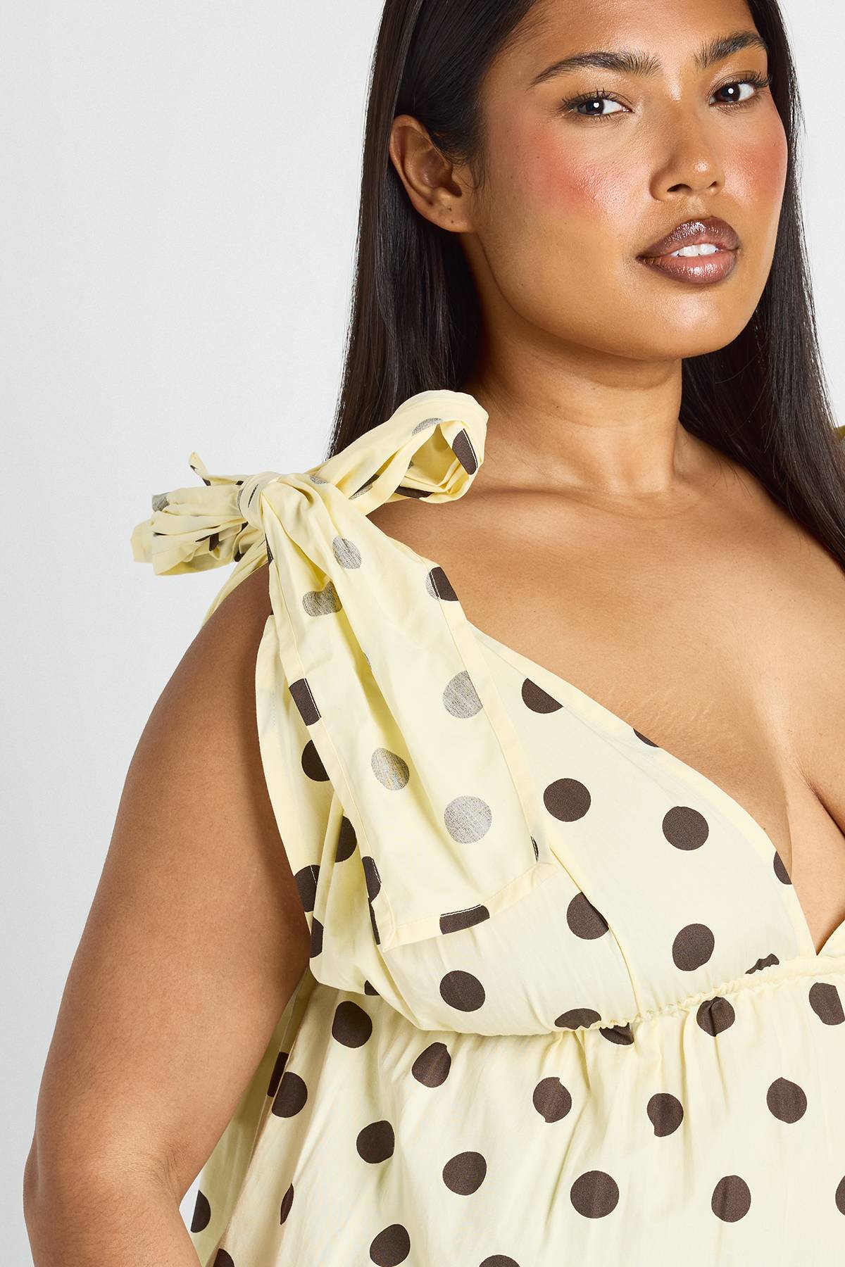 boohoo Haut Smocké Grande Taille À Pois Avec Épaules Nouées
