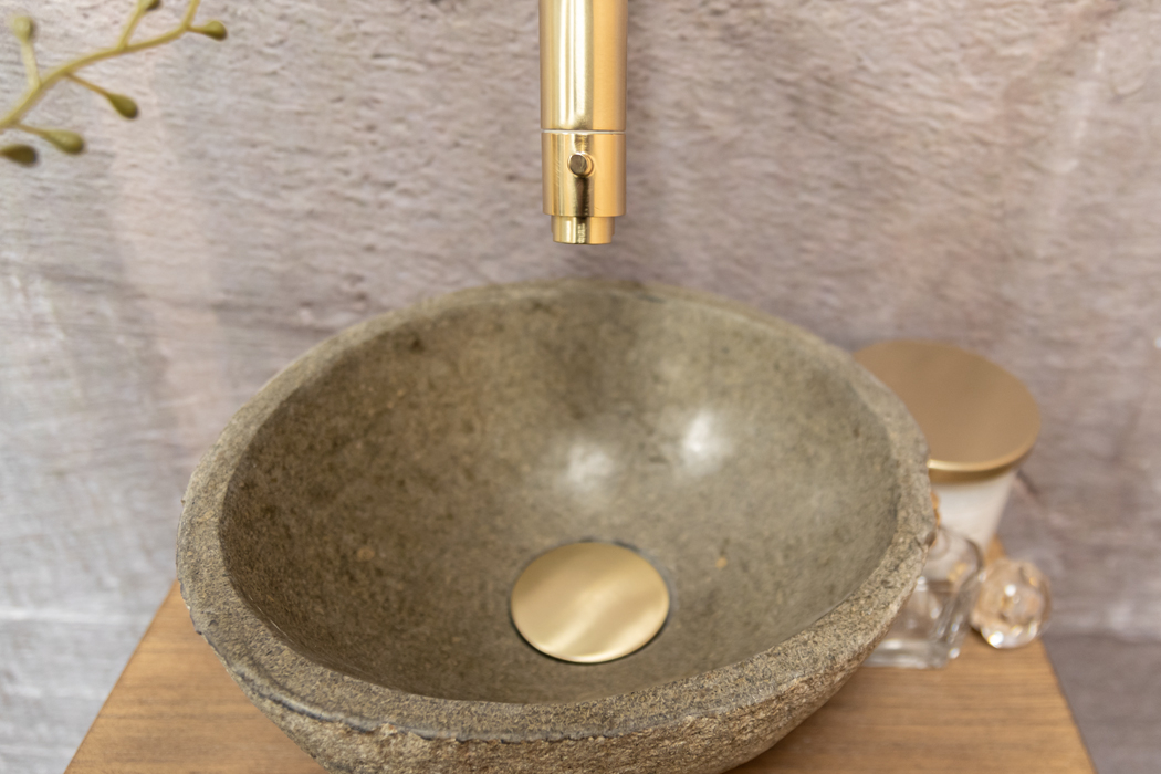 Saniclear Seba fonteinset met bruin eiken plank, rivierstenen waskom en gouden kraan voor in het toilet