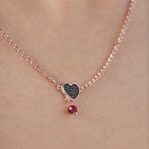 Colar com banho de ouro rosa 18k sobre prata, espinélio e motivo de coração em rubi tratado.