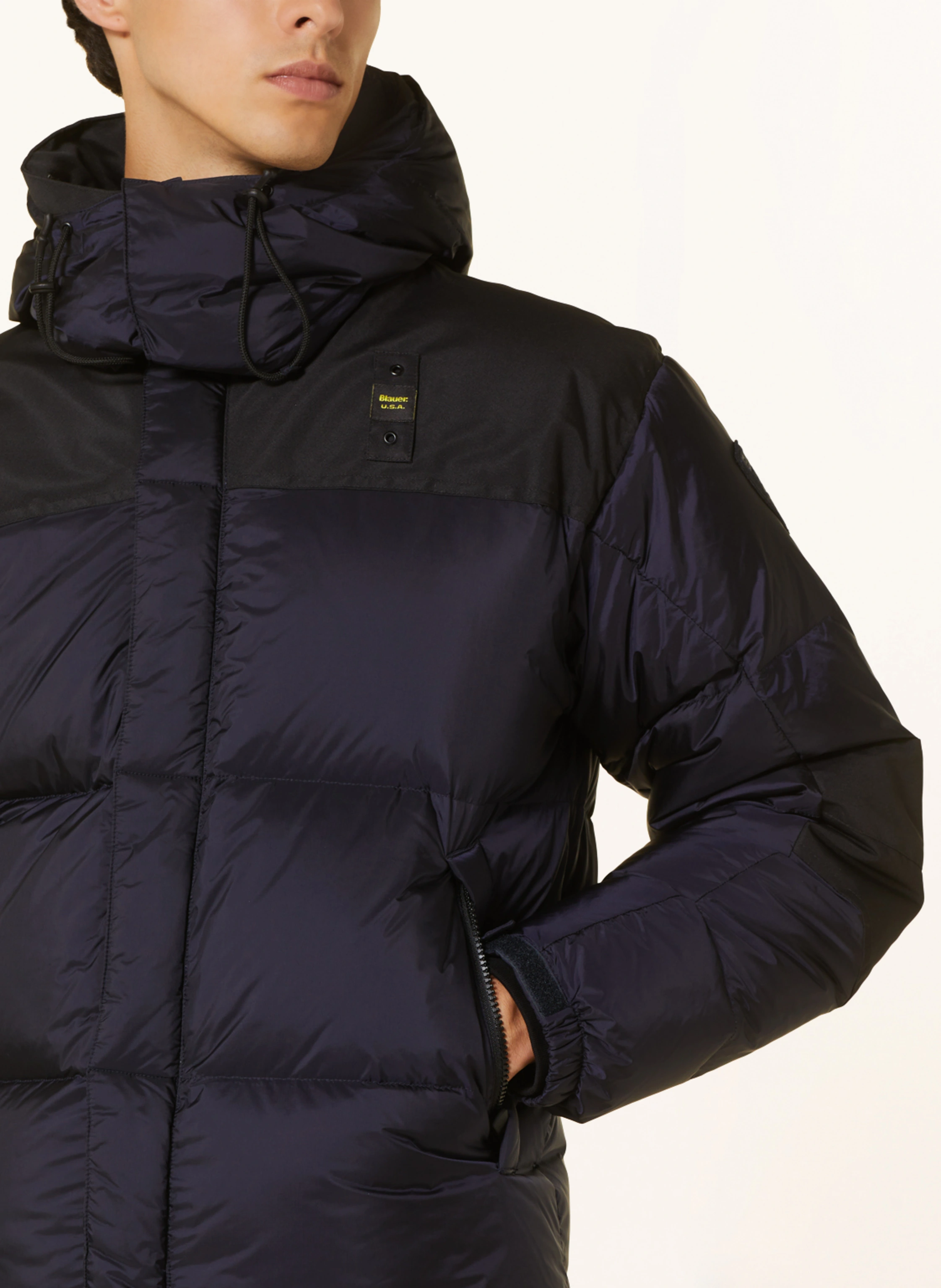 Blauer Daunenjacke