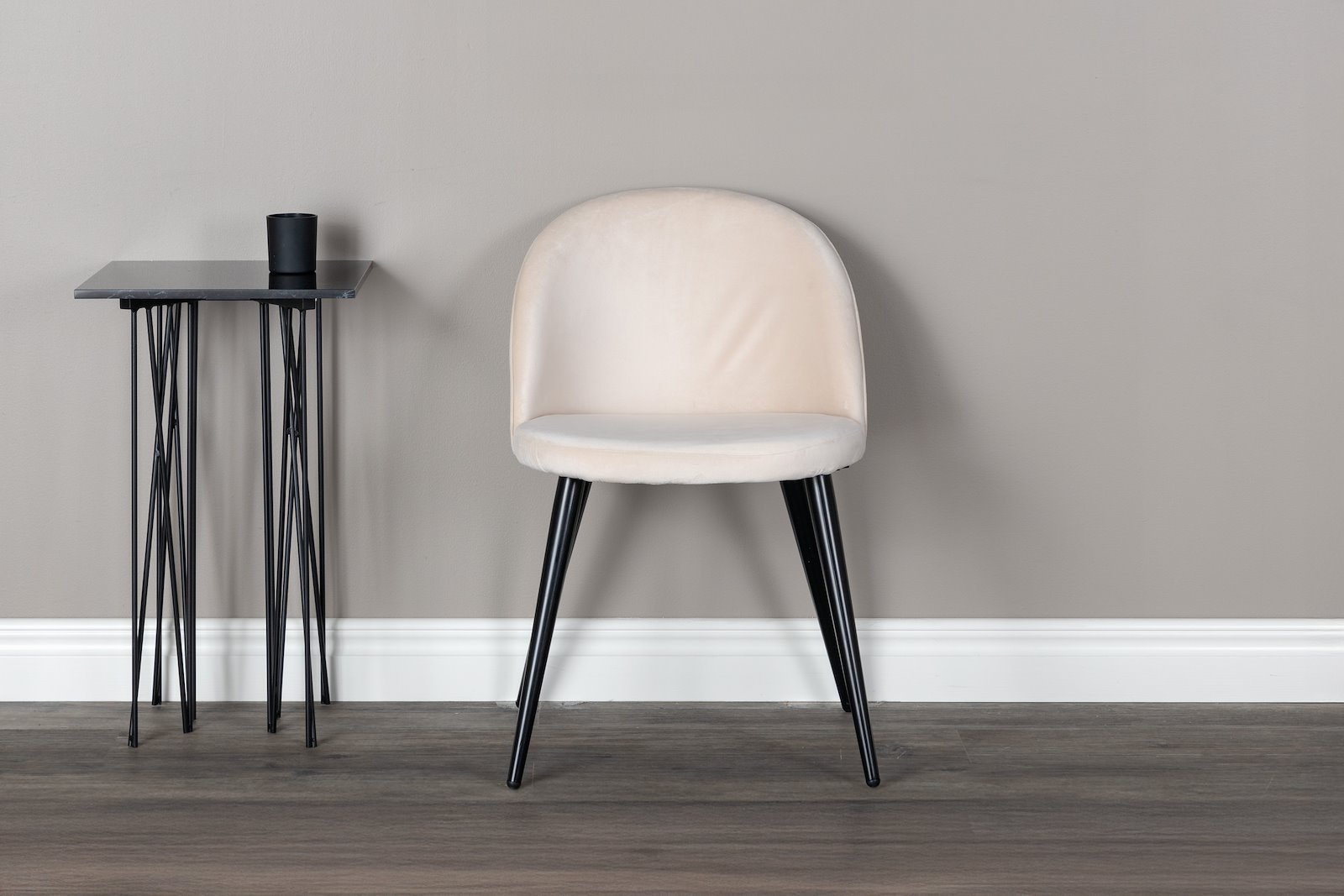 Velvet spisestol. Sett av 2 Sett av 2. Beige fløyelsstoff med sortlakkerte ben.