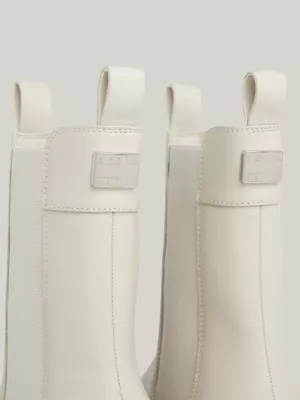 Botas Chelsea de couro com solado grosso e travas.