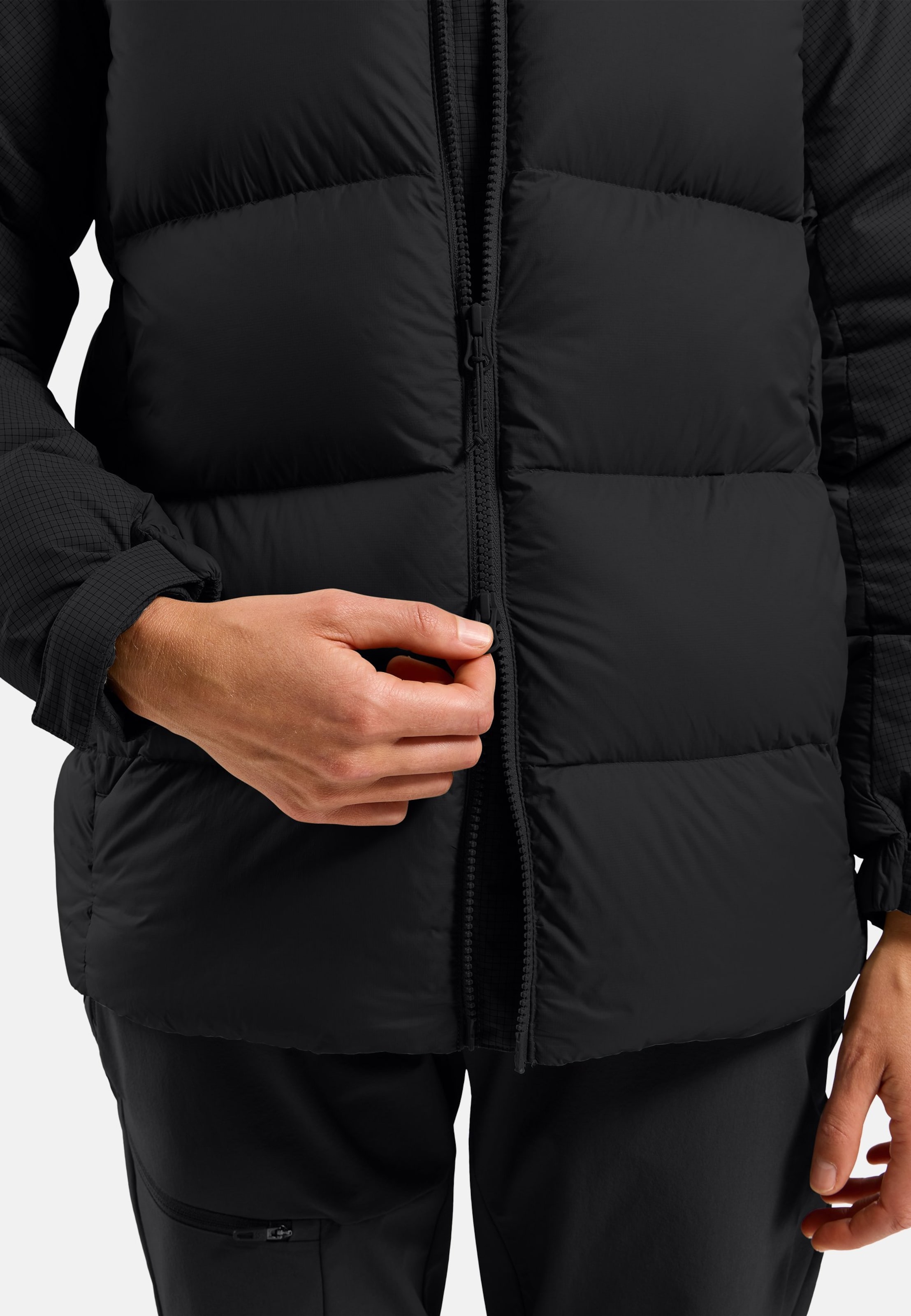 Ascent Daunenjacke mit Kapuze in black