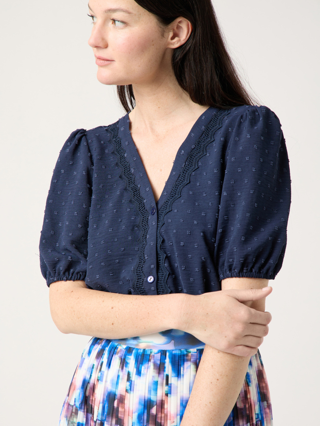 Top plumetis et dentelle col v