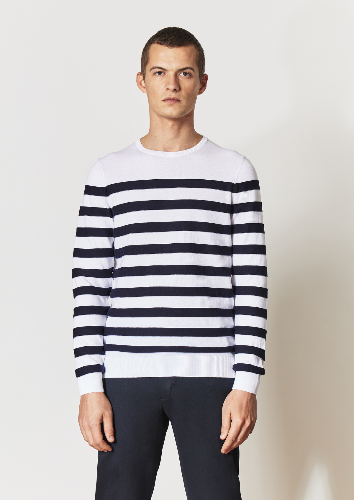 Pull col rond en coton blanc à rayures bleu marine