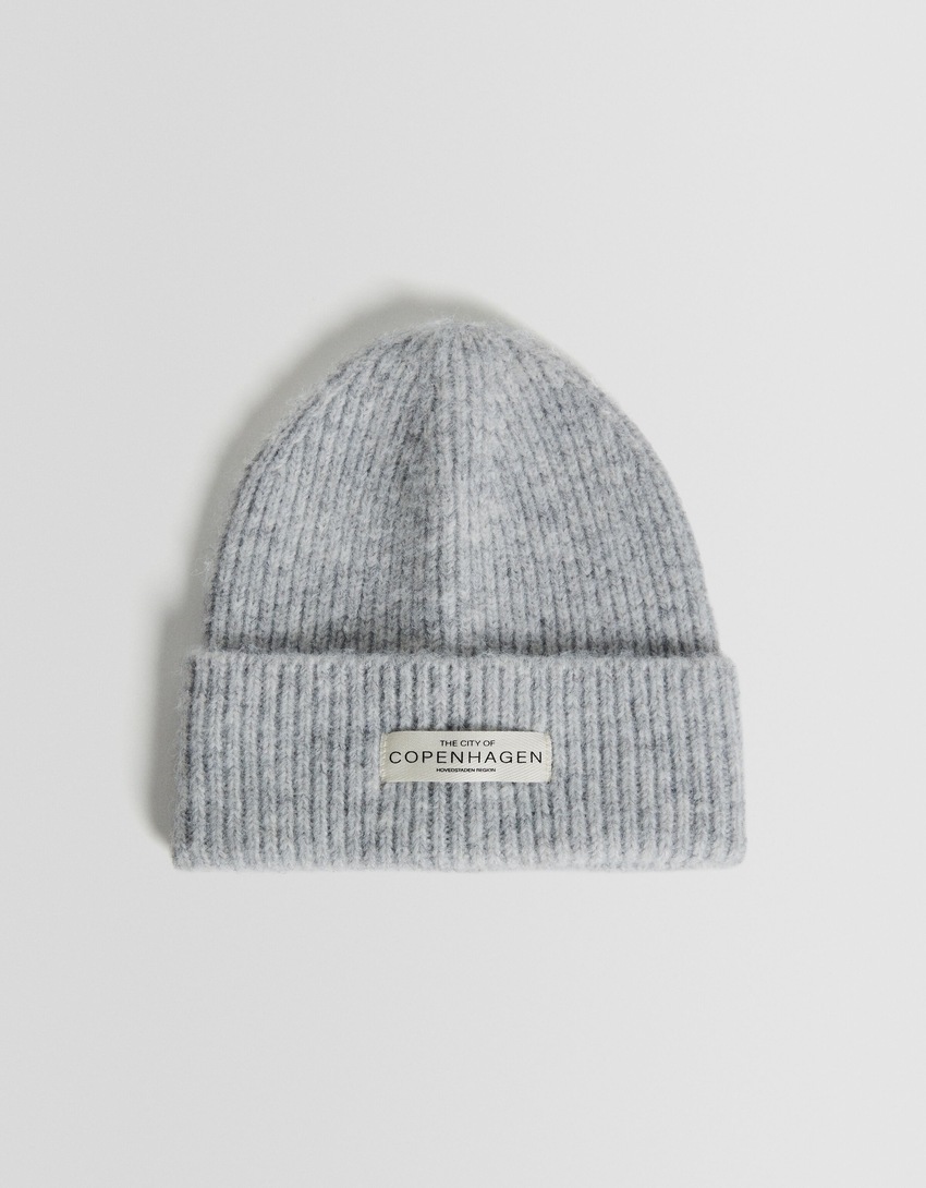 Gorro com etiqueta