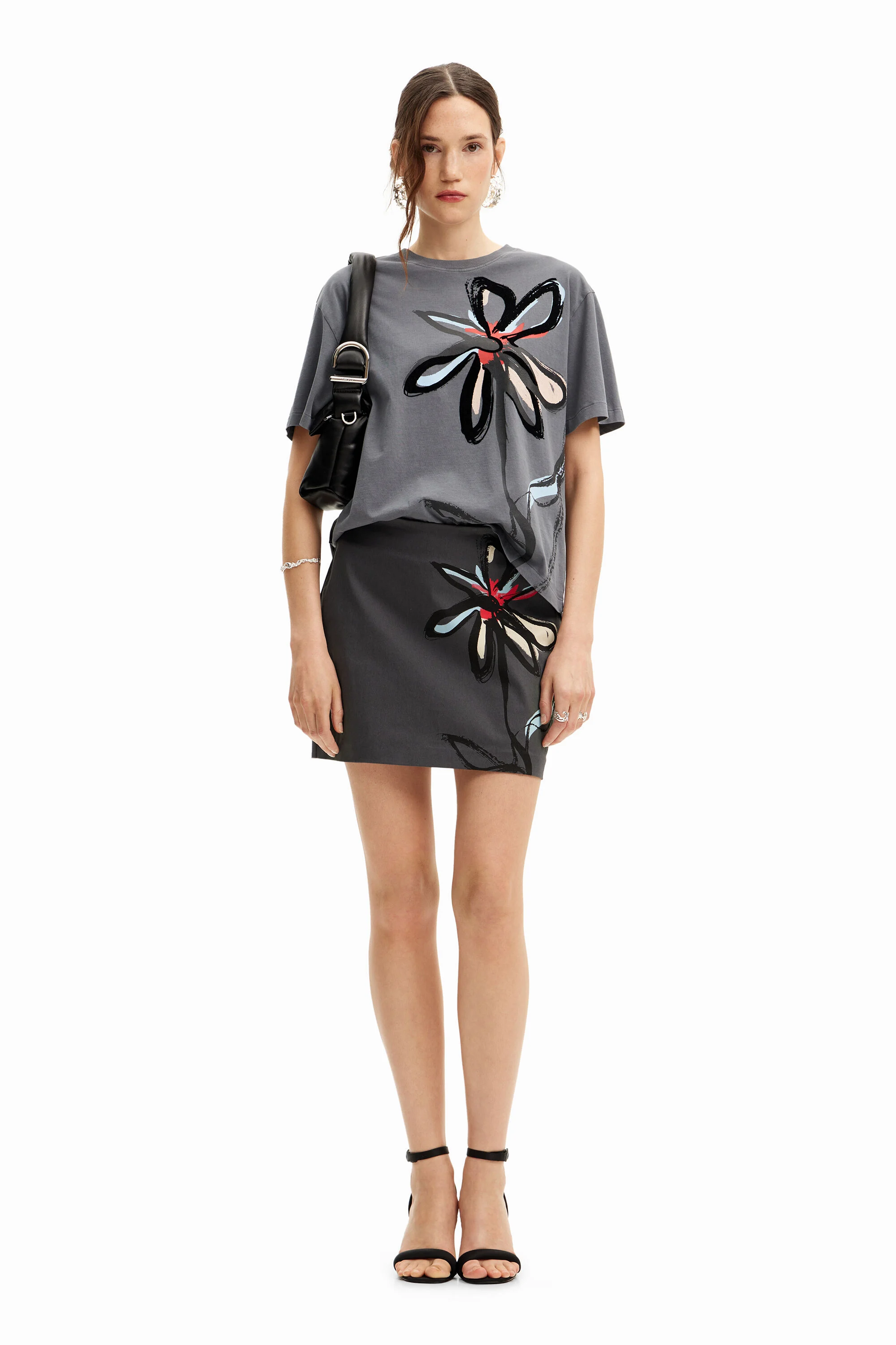 Camiseta com ilustração de flores
