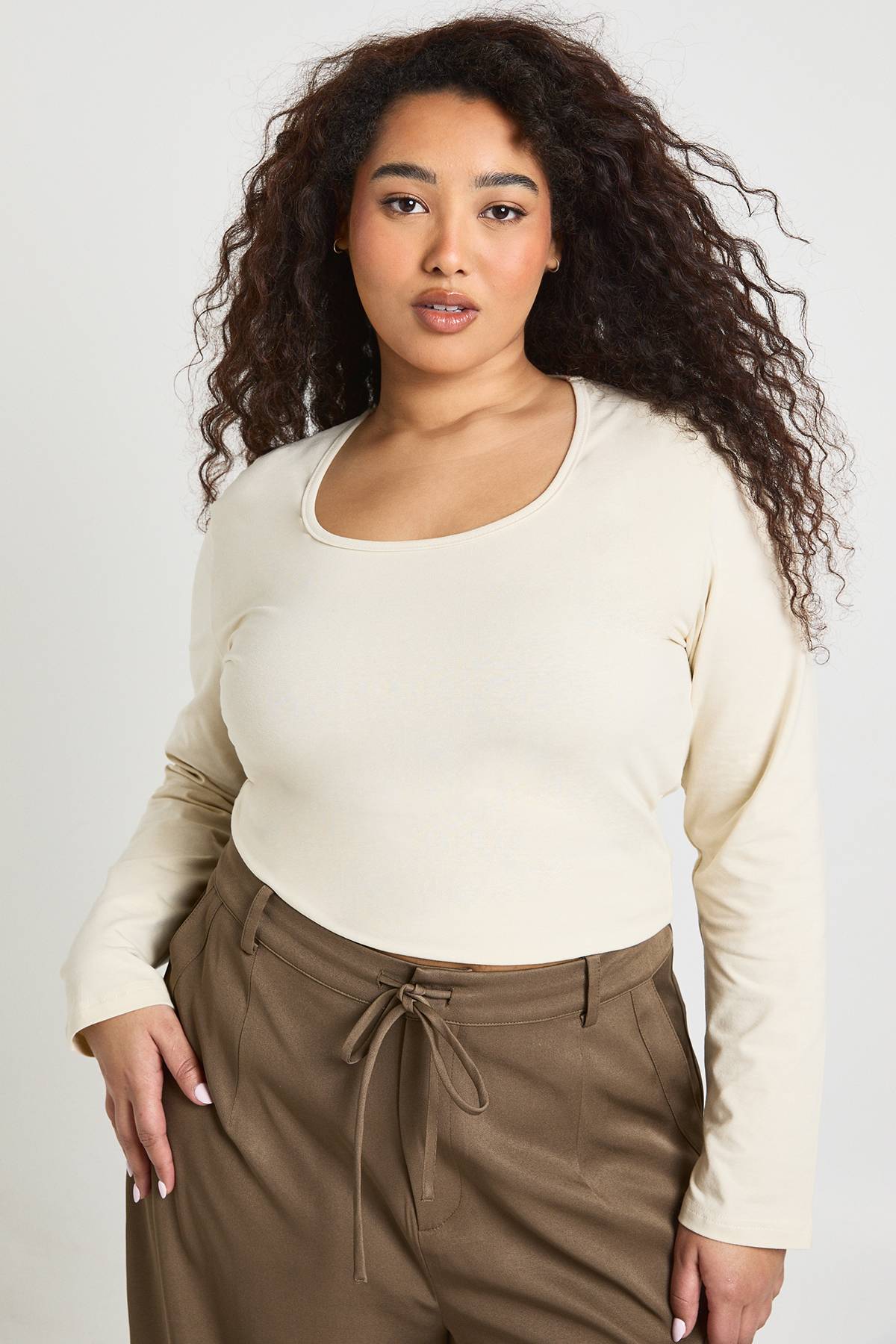 boohoo Haut Grande Taille À Manches Longues Et Encolure Carrée Basique
