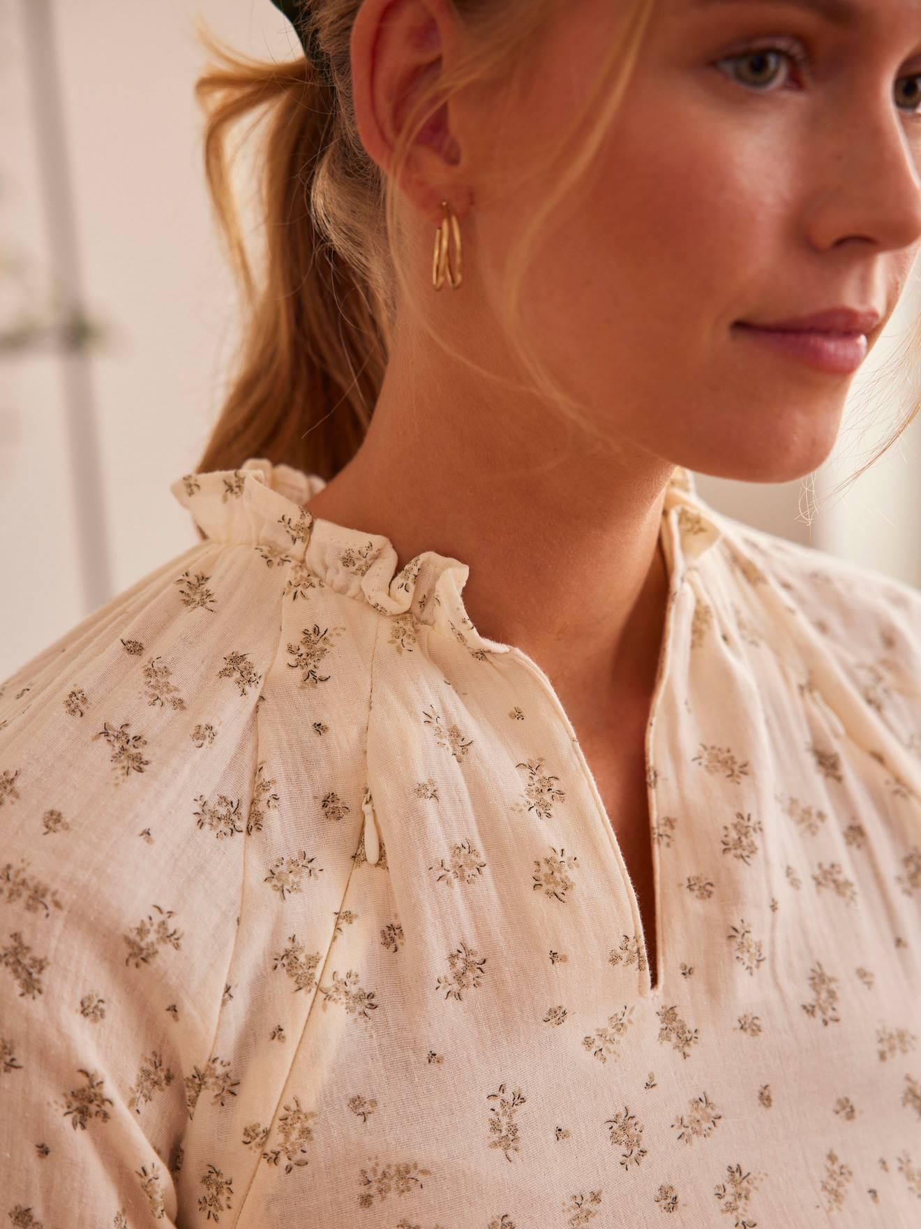 Blusa de chiffon de algodão estampada para gestantes e lactantes, branca clara, lisa com motivos.