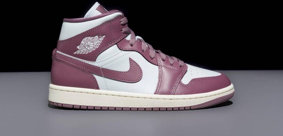 Air Jordan 1 Mid 'Sky J Mauve' ( s) BQ6472-050 kleur als op de foto paars gebroken wit sneakers hoog ssneakers