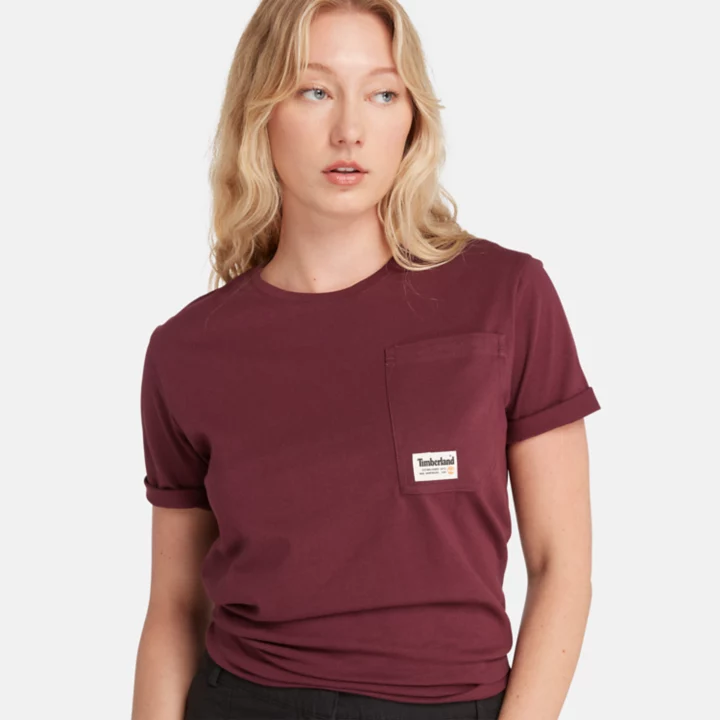 Camiseta feminina com bolso inclinado na cor bordô.