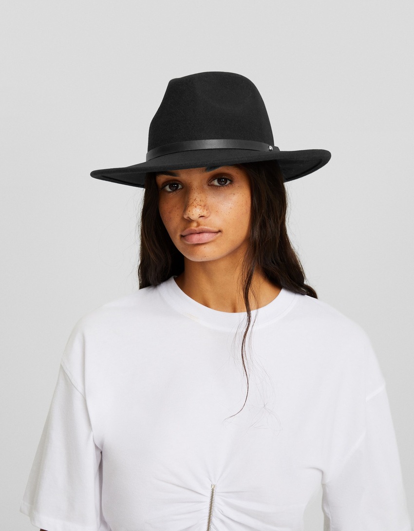 Chapéu Fedora com efeito de couro e detalhes em metal