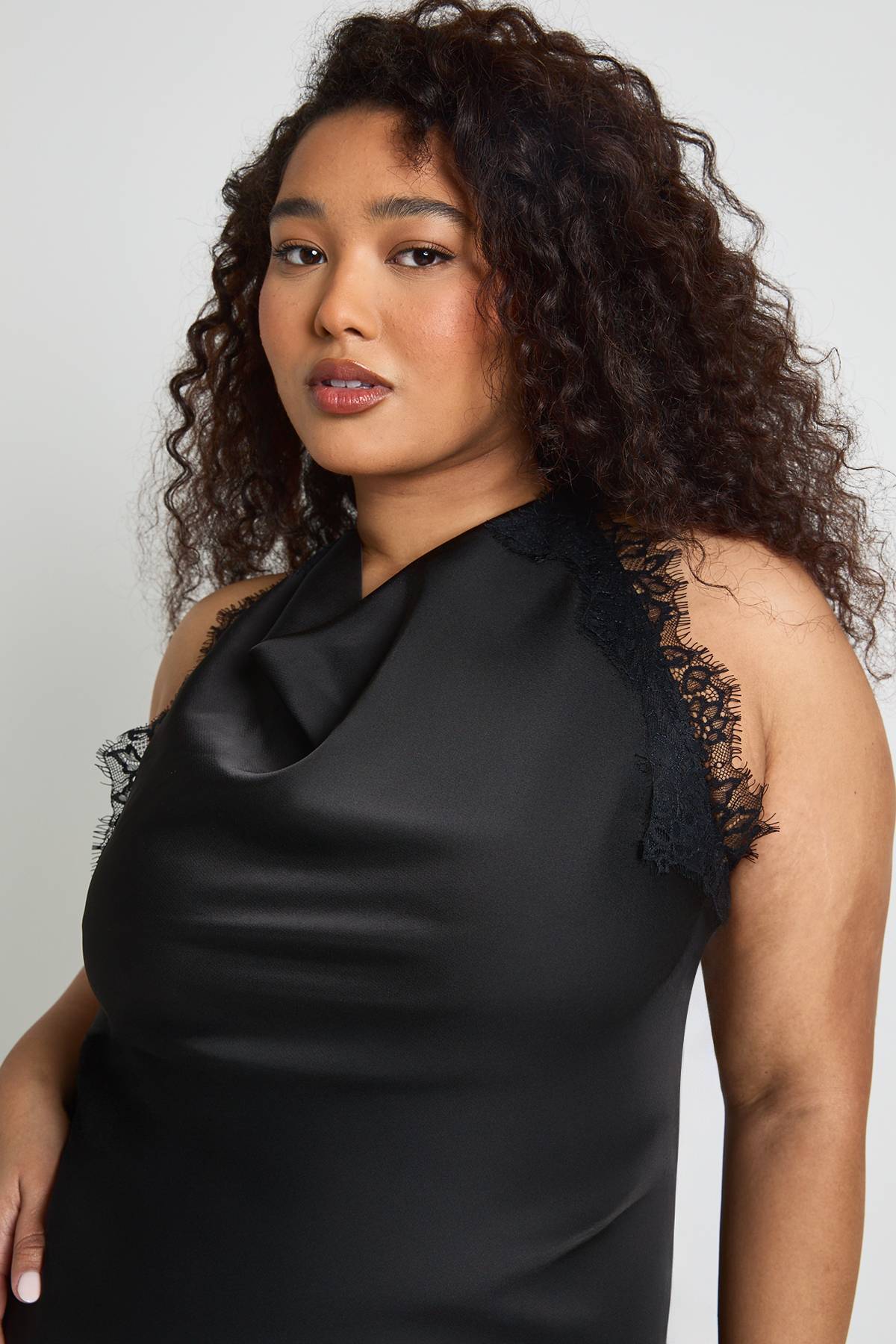 boohoo Haut Asymétrique Grande Taille À Col Bénitier Avec Dentelle