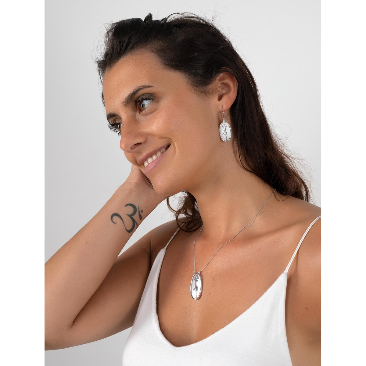bijoux Collier nacre posture yoga Argent massif ovale Femme