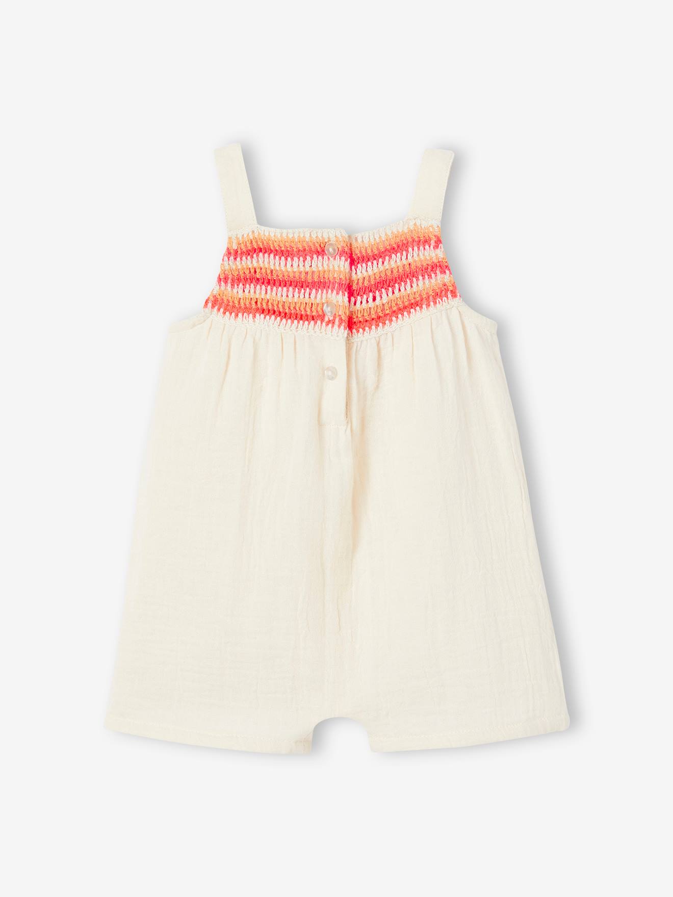 Macacão de bebê em crochê cru e chiffon de algodão