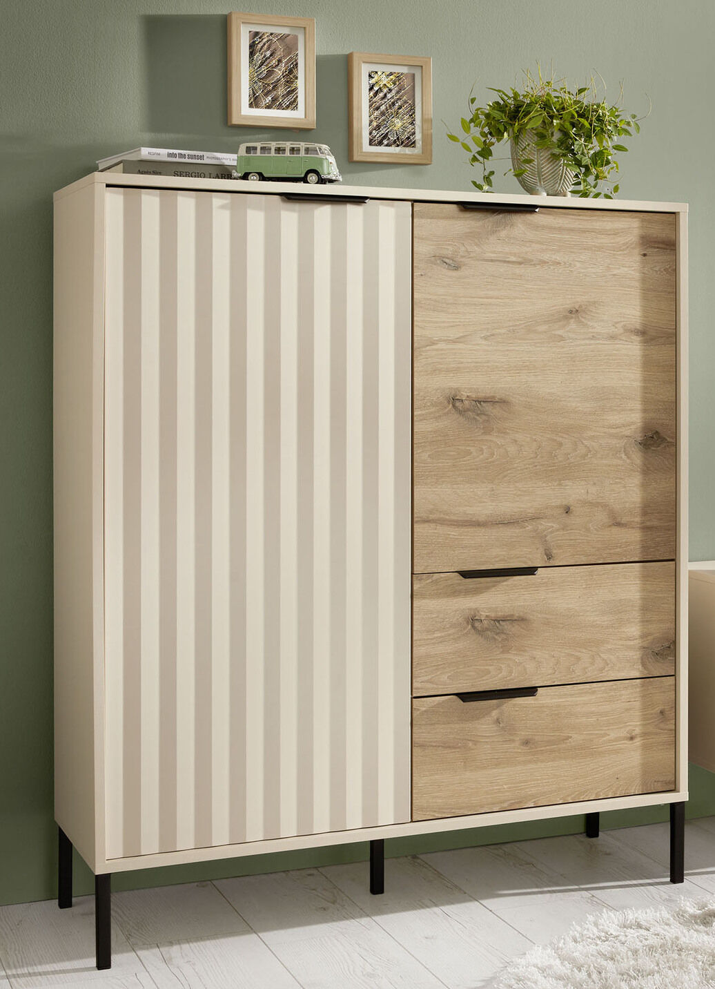Highboard mit geriffelten Fronten