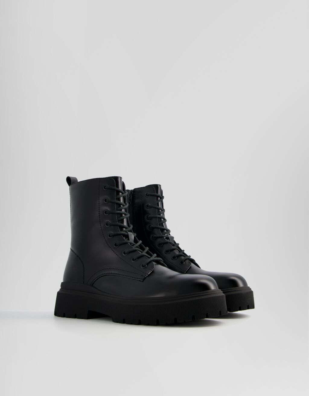 Botas de cano curto com cadarço e sola tratorada para homem