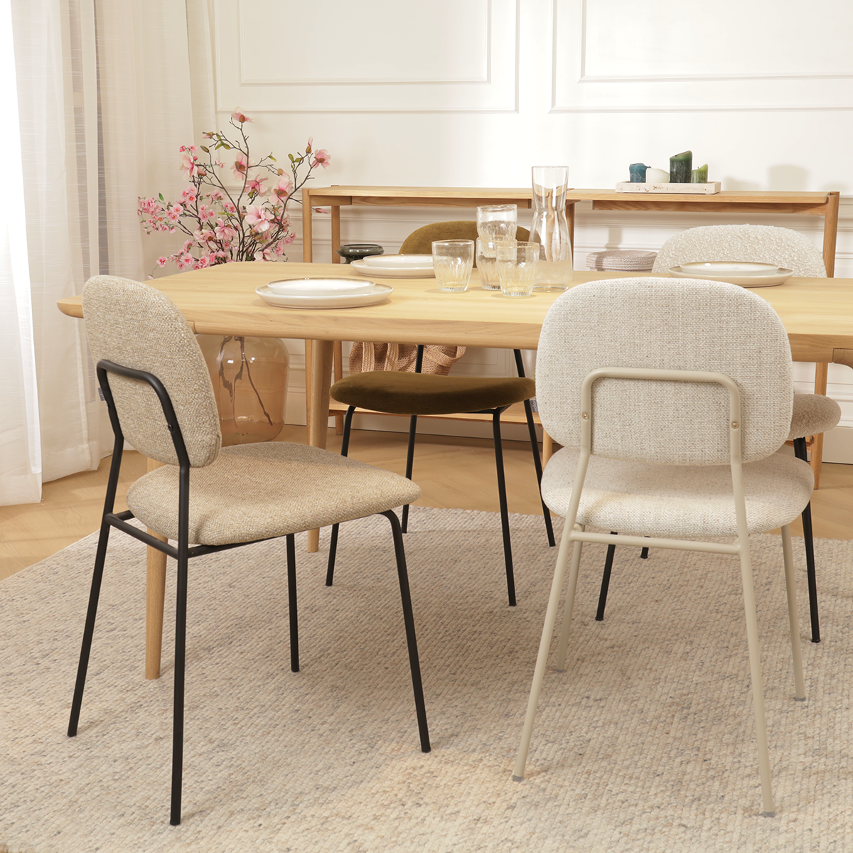 Eetkamerstoel Jasmijn bouclé beige - grijsbeige onderstel