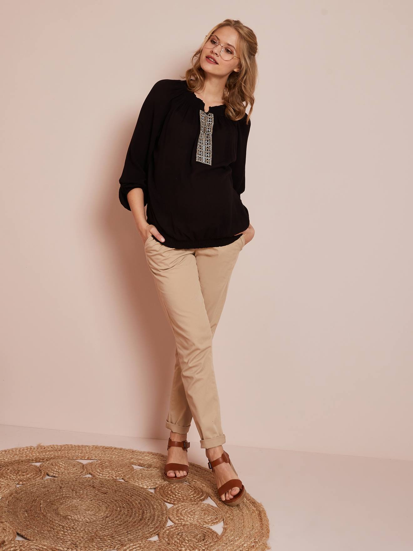 Blusa de maternidade com franzido e bordado liso preto escuro.