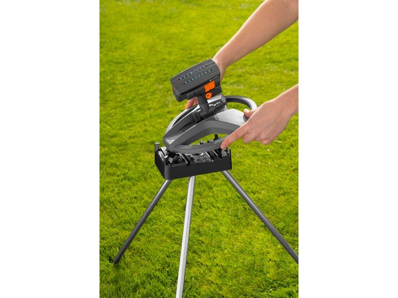 GARDENA Regner-Stativ Erhöhte Sprühweite – gleichmässige Beet- und Pflanzenbewässerung aus 50 cm Höhe