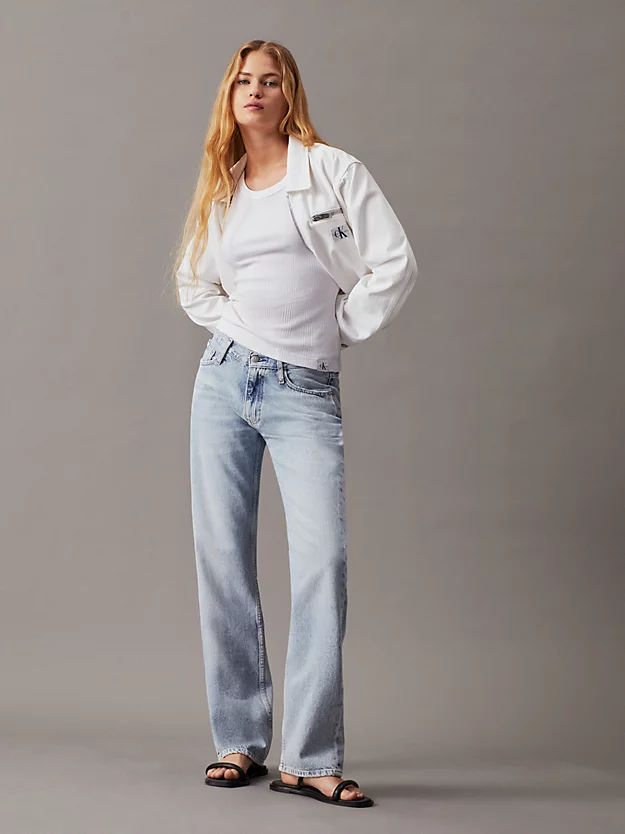Jaqueta jeans cropped com zíper frontal completo.