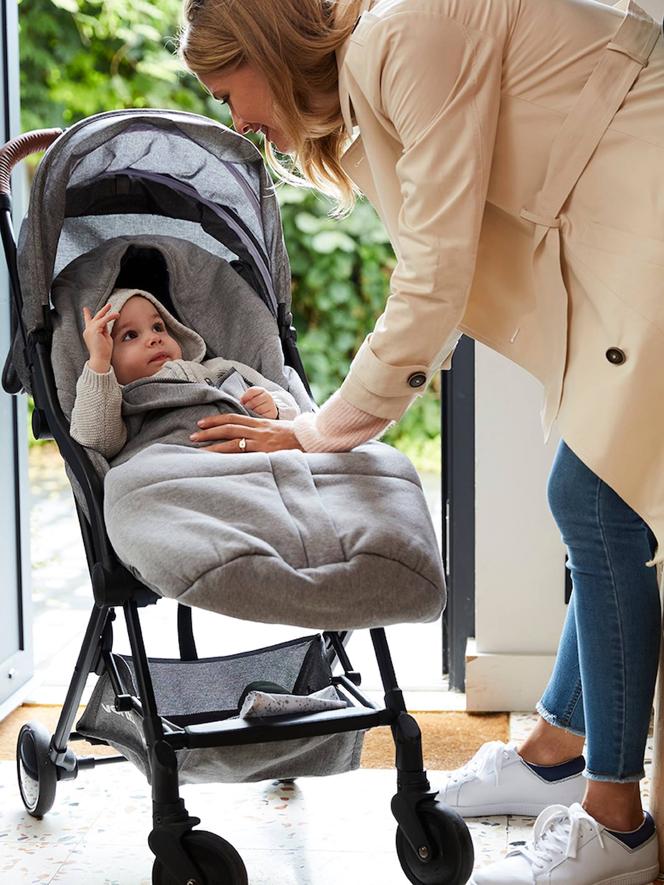 Bolsa de carrinho de bebê de pelúcia com forro de malha azul-escuro liso.