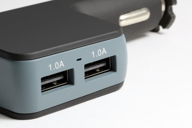 Technaxx bilholder til smartphones + biloplader med 4x USB-port (TE08)