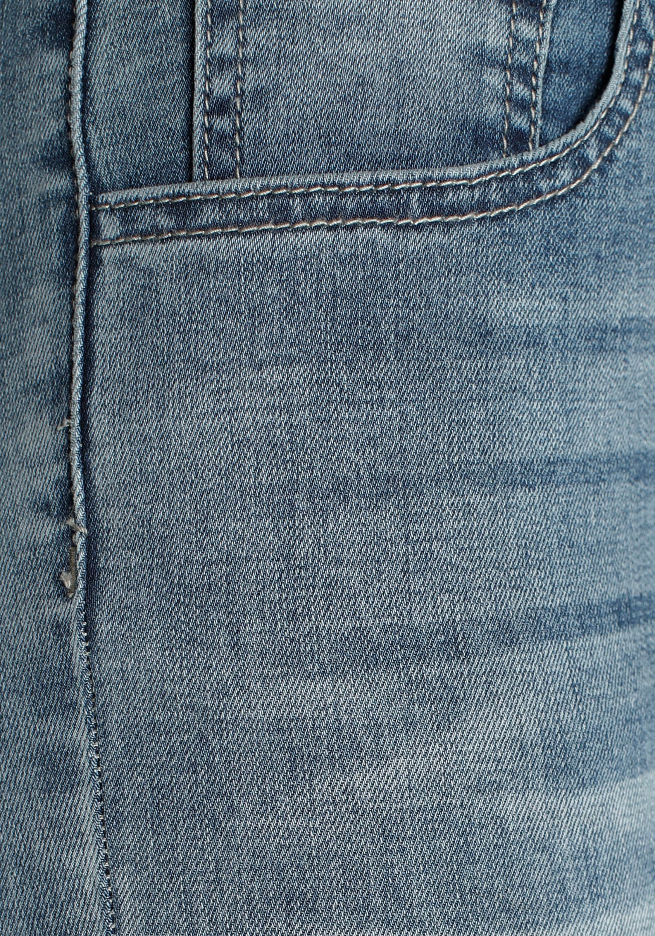 Arizona Skinny-fit-Jeans »Ultra-Stretch, sehr bequem, gut zu kombinieren« extra-eng geschnittene Beinform,  normale Leibhöhe