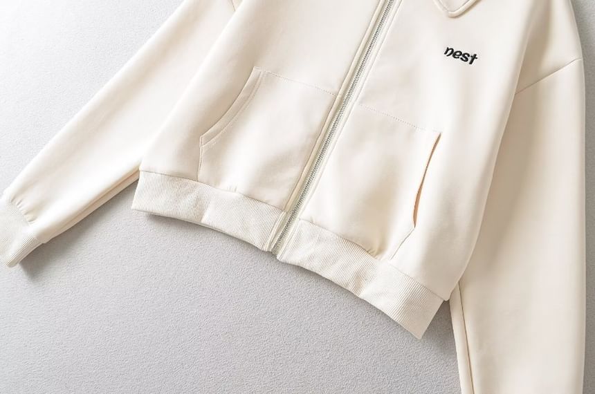Yukis - Cropped jack met kraagletters en geborduurde rits