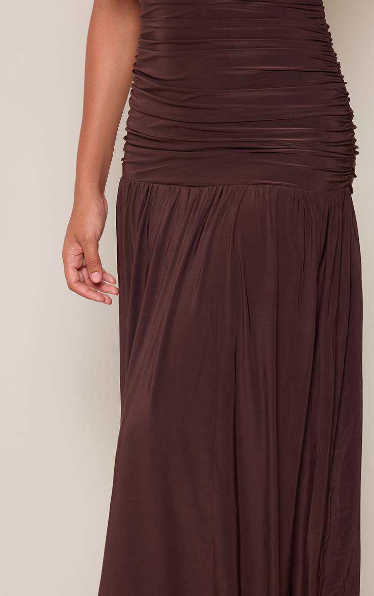 Chocolat Robe Maxi À Taille Basse En Jersey Slinky Double Couche Avec Manches Cape