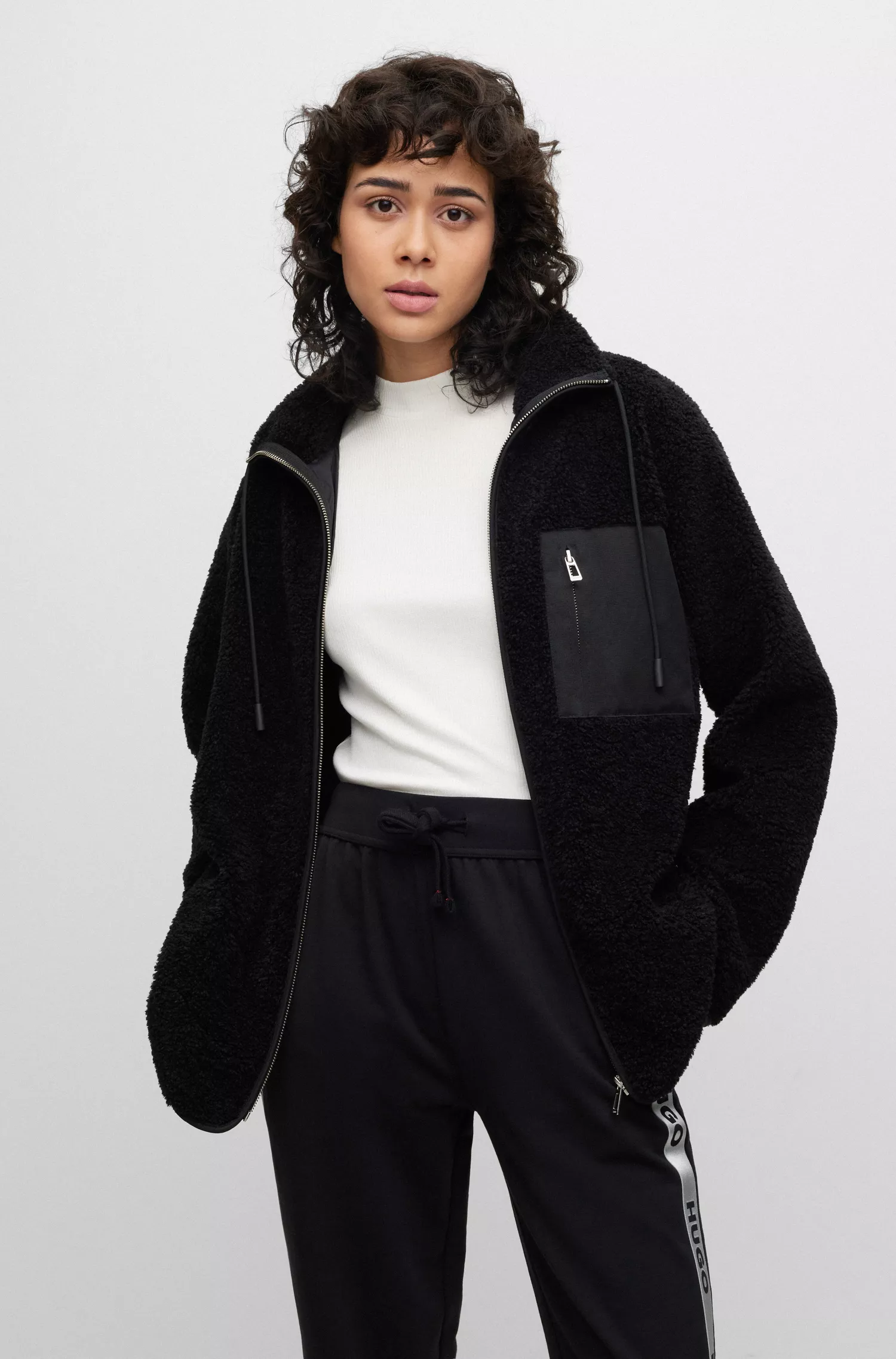 Jaqueta HUGO vermelha com zíper e modelagem relaxada em imitação de pelúcia.