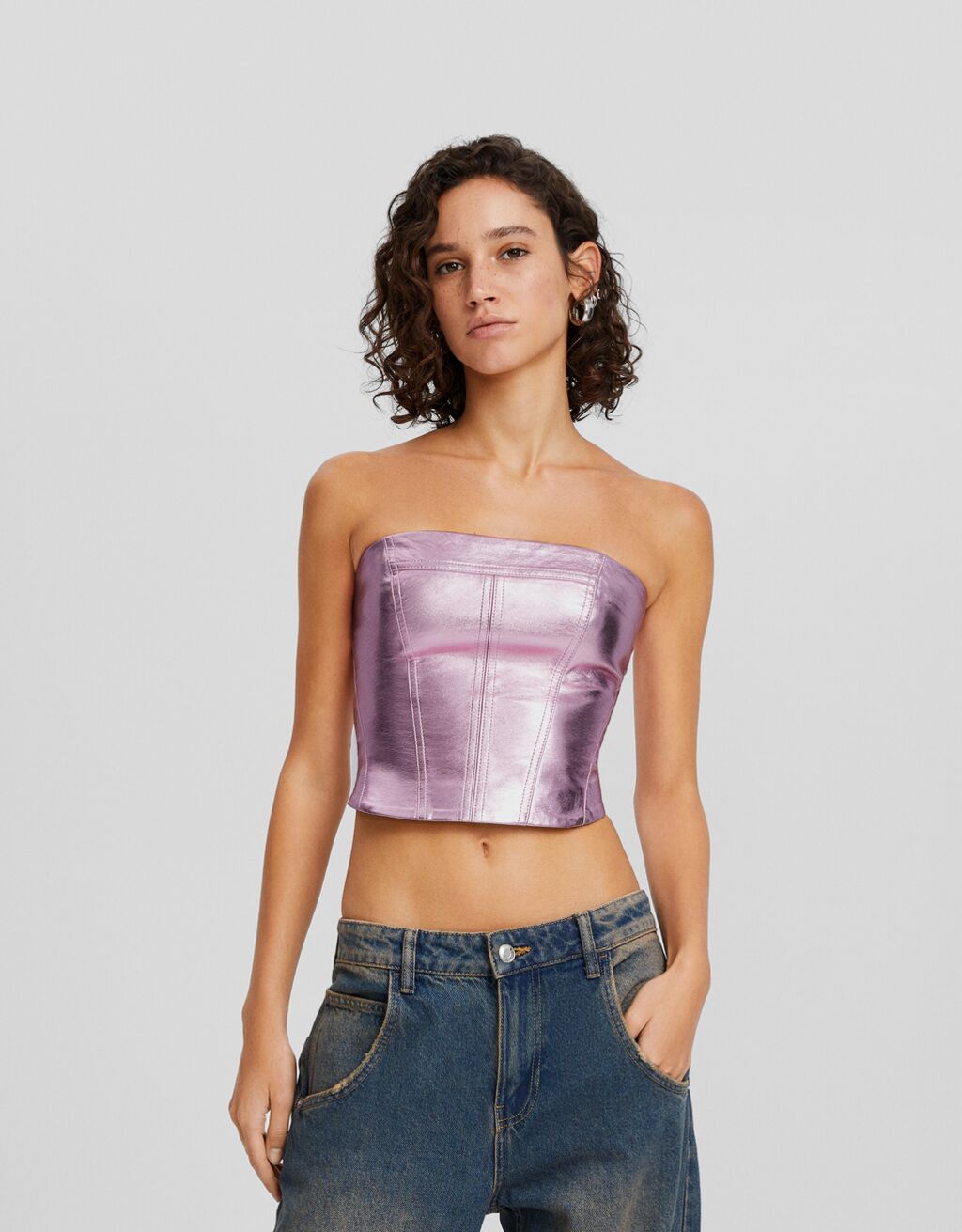 Top bandeau com efeito de couro metálico